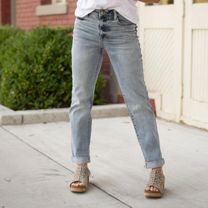 Judy Blue Billie Mid Rise Boyfriend Jeans – Light Iced Indigo